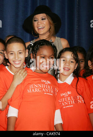 Sep 25, 2007 - New York, NY, USA - Sängerin JENNIFER LOPEZ stellt mit Kindern bei Bekanntgabe der Kick-off der "En Concierto" Tour in 36 öffentliche Schule in der Bronx. (Kredit-Bild: © Nancy Kaszerman/ZUMA Press) Stockfoto