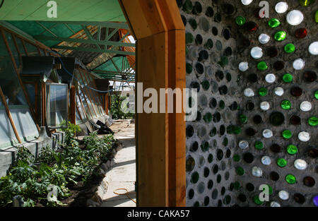 Photo inspiration: Fresh Look at Ein Earthship Ein Haus Aus Recycelten Reifen Flaschen Und Dosen