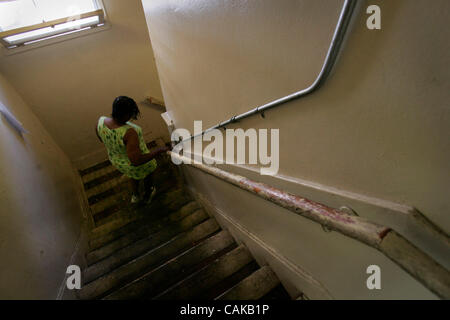 27. September 2007, San Diego, CA USA.    CLARAH COOPER navigiert die Treppe in ihrem Haus in des Bankers Hill. Sie ist ein Beispiel für San Diego Bewohner mit psychischen Problemen brauchen Wohnraum, die eine komfortable Situation gefunden haben.  Sie lebt in Uptown weiterhin. Die Geschichte handelt von Kürzungen auf einen s Stockfoto