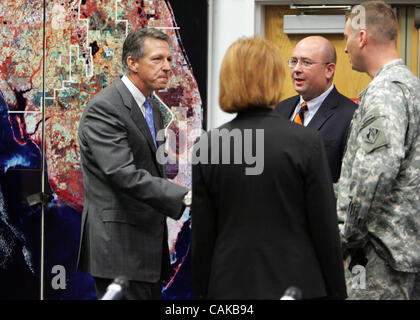 091207 traf Wasser Personal Foto von Richard Graulich - 0042596A - WEST PALM BEACH - Rep Tim Mahoney, links, schüttelt Hände mit US Army Corps of Engineers Vertreter Alan Bugg, rechts, und Dominic Ciaramitaro, ganz rechts und Carol Wehle (Sfwmd Executive Director), vor Abgabe einer Erklärung vor Stockfoto