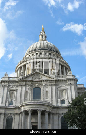 Sep 14, 2007 - London, England, UK - Str. Pauls anglikanische Kathedrale am Ludgate Hill in der City of London, England, ist der Sitz des Bischofs von London. Das heutige Gebäude, das von Christopher Wren stammt aus dem späten 17. Jahrhundert entworfen wurde, und wurde 1708 fertiggestellt. Es befindet sich in London, die k Stockfoto