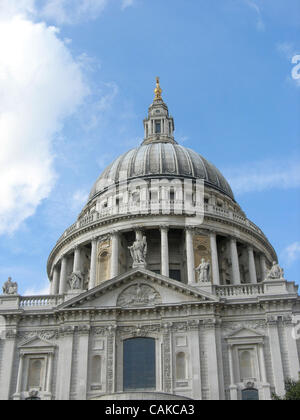 Sep 14, 2007 - London, England, UK - Str. Pauls anglikanische Kathedrale am Ludgate Hill in der City of London, England, ist der Sitz des Bischofs von London. Das heutige Gebäude, das von Christopher Wren stammt aus dem späten 17. Jahrhundert entworfen wurde, und wurde 1708 fertiggestellt. Es befindet sich in London, die k Stockfoto