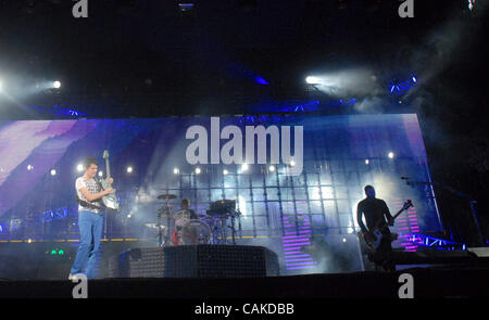 Sept. 15, 2007 Austin, TX; USA, (L-R) Sänger / Gitarrist MATTHEW BELLAMY, Drummer DOMINIC HOWARD und Bass-Gitarrist CHRIS WOLSTENHOLME der Band Muse führt live als Teil der Austin City Limits Music Festival, das im Zilker Park stattfand in Austin entfernt.  Das dreitägige Festival lockte ov Stockfoto