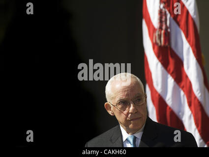 Pensionierte Bundesrichter sieht Michael Mukasey an US-Präsident George W. Bush während er, 17. September 2007 während einer Pressekonferenz im Rose Garden des weißen Hauses in Washington, DC spricht. Bush als Ersatz für Attorney General Alberto Gonzales im August zurückgetretenen Mukasey genannt. AFP PHOTO/Ma Stockfoto