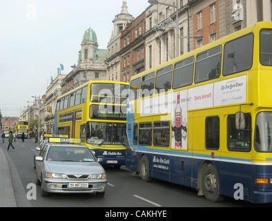 Sep 18, 2007 - Dublin, Irland - Taxis und Doppeldecker-Busse auf O' Connell Street im Stadtzentrum von Dublin. Dublin ist die Hauptstadt und größte Stadt in Irland. Es ist eine wirtschaftliche, administrative und kulturelle Zentrum der irischen Insel und hat eine der am schnellsten wachsende Bevölkerung von jedem Euro Stockfoto