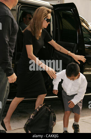 Sep 07, 2007 - New York, NY, USA - Schauspielerin ANGELINA JOLIE nimmt ihren Sohn MADDOX JOLIE-PITT zur Schule an der Lycee Francais de New York. (Kredit-Bild: © Nancy Kaszerman/ZUMA Press) Stockfoto