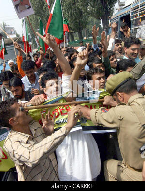 Sep 07, 2007 - Srinagar, Kaschmir, Indien - indische Polizisten versucht, Aktivisten von Jammu Kaschmir Liberation Front (GEISELN) während einer Demonstration im zentralen Srinagar, der Sommerhauptstadt des indischen Teil Kaschmirs zu stoppen. Viele Führer und Dutzende von Aktivisten der GEISELN wurden festgenommen, als sie versuchten, nehmen Sie ein proc Stockfoto