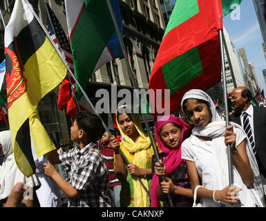 Nachtschwärmer gesammelt für die amerikanischen muslimischen Day Parade entlang der Madison Avenue heute 9. September 2007 in Manhattan. Bildnachweis: Mariela Lombard / ZUMA Press. Stockfoto