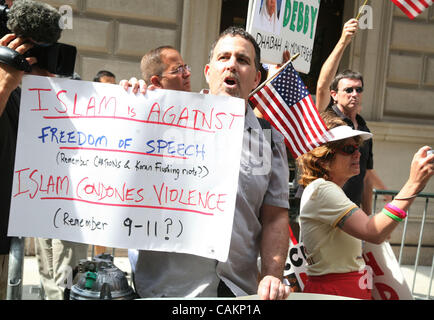 Sep 09, 2007 - New York, NY, USA - Demonstranten gegen islamische auf der 22. jährliche United American Muslim Day Parade statt auf der Madison Avenue. (Kredit-Bild: © Nancy Kaszerman/ZUMA Press) Stockfoto