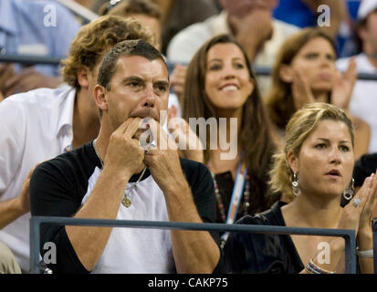 Gavin Rossdale und Mirka Vavrine (Federers lange Freundin) jubeln wie Roger Federer, Novak Djokovic für seinen vierten geraden Titel an der 2007 US Open Tennis Championships Herren Finale besiegt. Stockfoto