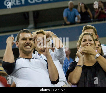 Gavin Rossdale und Mirka Vavrine (Federers lange Freundin) jubeln wie Roger Federer, Novak Djokovic für seinen vierten geraden Titel an der 2007 US Open Tennis Championships Herren Finale besiegt. Stockfoto