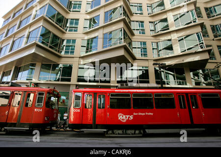 HLsmartCorner277233x004.jpg 10.09.2007 Zentrum der Stadt (San Diego, Kalifornien) USA  The College Station Trolley-Haltestelle verkehrt zwischen Smart Ecke Hochhaus Loft Häuser auf 1075 11th Avenue. Obligatorische Credit: Foto von Howard Lipin/San Diego Union-Tribune/Zuma Press copyright 2007 San Diego Union-Tribune Stockfoto