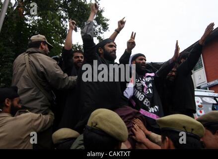 Jammu Kashmir Heil Bewegung (JKSM) Aktivisten schreien Parolen von innen einen Polizeiwagen nach festgehalten von der indischen Polizei während einer Protestaktion in Srinagar 11. September 2007. Sieben Aktivisten wurden festgenommen, von der indischen Polizei während einer Protestaktion gegen Menschenrechtsverletzungen durch das Ind sind was sie sagen Stockfoto