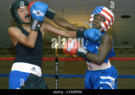 31. August 2003 - Kansas City, Missouri, USA - die Aktion war nicht zu stoppen auf der Ringside National Labor Day Boxing Championships in Kansas City als Amateur-Kämpfer quadriert weg in 205 getrennten Abteilungen für Alter, Gewicht und Geschlecht.  Die fünf-Tage, 800-Kampf Veranstaltung, die größte Box-Wettbewerb der Welt, ho Stockfoto