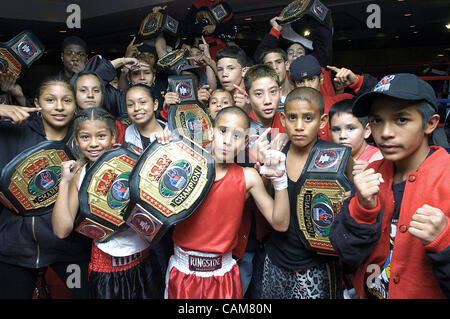 31. August 2003 - Kansas City, Missouri, USA - einige der 205 Gewinner der Ringside National Labor Day Boxing Championships in Kansas City drängen sich in den Ring nach der Verleihung den ersten Platz-Gürtel.  Mehr als 1.000 Boxer, vertritt jeder Staat und sechs anderen Ländern konkurrierten in der dritten eine Stockfoto