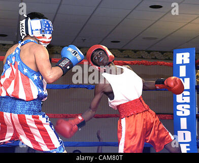 31. August 2003 - Kansas City, Missouri, USA - Adrenalin hat dieser junge Kämpfer liefern einen Schlag von '' südlich der Grenze '' am Ringside National Labor Day Boxing Championships in Kansas City.  Die Amateure-Turnier vergibt jetzt in seinem dritten Jahr WM-Gürtel in 205 Sparten Stockfoto