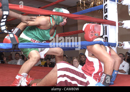 31. August 2003 bekommt - Kansas City, Missouri, USA - die USA Boxing Schiedsrichter eine Hand in einen kurzen Zwischenstopp setzen zu verspotten von einem gefallenen Boxer am Ringside National Labor Day Amateur Boxing Championships in Kansas City.  Sportlichkeit wird bei der Veranstaltung gefördert und Ausfälle sind häufig während der Stockfoto