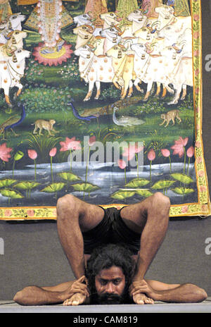 Sep 28, 2003 - Los Angeles, Kalifornien, USA - Amit Choudhury von Karnataka, Indien, nimmt an, dass eine sehr schwierige Asana (Körperhaltung) bei der World Championship of Yoga statt in Los Angeles in Verbindung mit der ersten jährlichen Yoga Expo, die Hunderte von Seminaren, Workshops, Anbieter und weltweit la vorgestellt Stockfoto