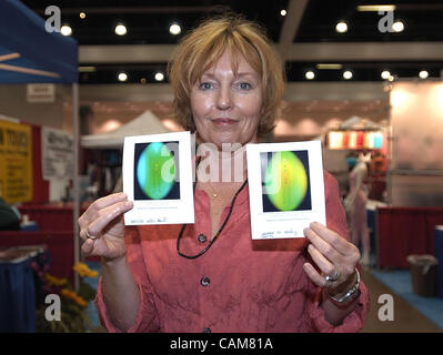 Sept. 28, 2003 - Los Angeles, Kalifornien, USA - Yogalehrerin Krista Neumann hat Fotos von ihrer "Aura" von vor und nach ihr Chakra-Reinigung auf der Yoga-Expo in Los Angeles.  Jedes Foto war zehn Dollar, wie die Heilung Sitzung, bestehend aus '' Pranic'' Praktiker bewegen ihre Han Stockfoto