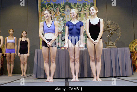 Sep 28, 2003 - Los Angeles, USA - die drei Finalisten für das erste internationale Yoga-Championat in Los Angeles warten nervös die Entscheidung der Richter.  Wenige Augenblicke später, Lesli Christiansen (Mitte), 27, eine Friseur und Yoga Lehrer aus San Diego, Champion benannt werden würde. (Kredit Imag Stockfoto