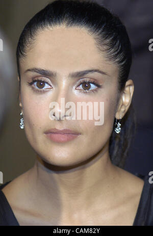 27. Oktober 2003 - hört Los Angeles, Kalifornien, USA - Salma Hayek, Co-Moderator von der Louis Vuitton Krebs Einheitsfront Gala in Los Angeles, aufmerksam auf die Frage eines Reporters vor dem Abendessen und Unterhaltung. Die UCF ist eine Organisation, deren Ziel ist es, uneingeschränkten Gelder für cutti Stockfoto