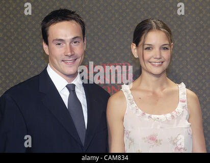 27. Oktober 2003 anhalten auf dem roten Teppich bei der Louis Vuitton-geförderten United Cancer Front Gala in Los Angeles - Los Angeles, Kalifornien, USA - Katie Holmes und Chris Klein.  UCF ist eine Organisation, deren Ziel ist es, uneingeschränkten Gelder für wissenschaftliche Spitzenforschung und Mo zu verbreiten Stockfoto