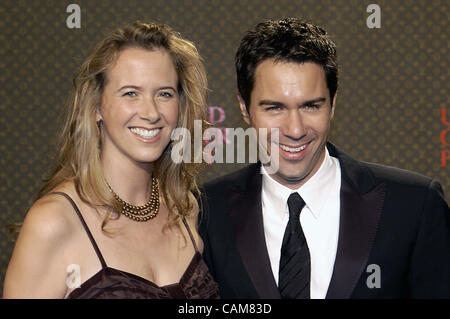 27. Oktober 2003 - Los Angeles, Kalifornien, USA - Eric McCormack und Janet Holden pausieren und posieren auf dem roten Teppich auf dem Weg in die Abendessen, Unterhaltung und Charity-Auktion von der Louis Vuitton-geförderten United Cancer Front Gala vorgestellt.  UCF ist eine Organisation, deren Ziel es ist, Unrestr zu erhöhen Stockfoto