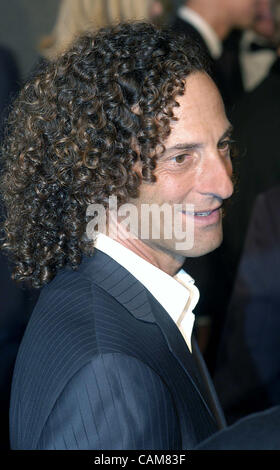 27. Oktober 2003 hält - Los Angeles, Kalifornien, USA - Musiker Kenny G, um auf seinem Weg in der konstituierenden, Louis Vuitton gesponsert United Cancer Front Gala in Holmby Hills, Kalifornien mit Reportern zu sprechen.  UCF ist eine Organisation, deren Ziel ist es, freie Mittel für modernste medizinische und s erhöhen Stockfoto