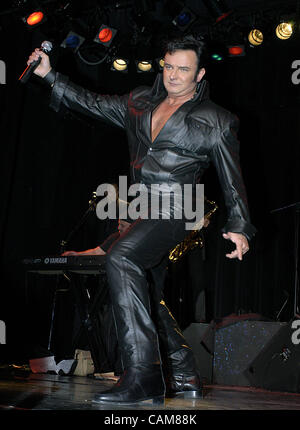 11. Januar 2004 führt - Las Vegas, USA - Michael Hegland, von Fargo, North Dakota, '' Viva Las Vegas "in der Elvis-Imitator National Finals in Las Vegas.  Vierzig Tribut-Künstler aus der ganzen Welt sangen zwei Lieder und wurden auf Gesang, Originalität, Aussehen und Lieferung gerichtet.  Erste Stockfoto