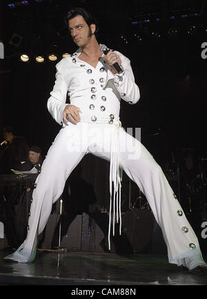 11. Januar 2004 führt - Las Vegas, USA - Deutschland Oliver Steinhoff "Suspicious Minds,'' eine der zwei Songs sang er bei der Elvis-Imitator Bundesfinale in Las Vegas.  Vierzig Elvis Tribute Künstlern aus der ganzen Welt wurden auf Lieferung und Originalität, Gesang und Aussehen beurteilt.  Den ersten Platz und Stockfoto