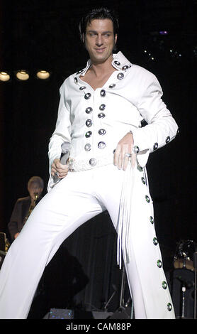 11. Januar 2004 - Las Vegas, USA - Deutschland Oliver Steinhoff, singen "Burnin ' Liebe,'' schlägt eine Pose während der Elvis-Imitator Bundesfinale in Las Vegas.  Vierzig Elvis Tribute Künstler aus der ganzen Welt wurden auf Lieferung und Originalität, Gesang und Aussehen beurteilt.  Ersten Platz und einem Check f Stockfoto