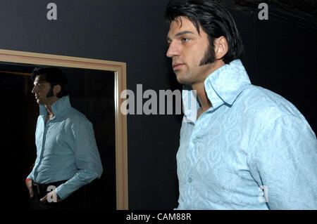 11. Januar 2004 wartet - Las Vegas, USA - Deutschland Oliver Steinhoff auszuführenden '' Sie haben verloren, dass Lovin ' Gefühl '' und '' Suspicious Minds'' während der Vorrunde bei der Elvis-Imitator-Finale in Las Vegas auf die Bühne gehen.  Vierzig Elvis Tribute Künstlern aus der ganzen Welt wurden auf Gesang, beurteilt oder Stockfoto