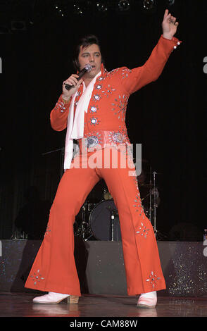 11. Januar 2004 - führt Las Vegas, USA - Craig Newell, Las Vegas, '' Schwester '' während der Elvis-Imitator Bundesfinale im Westward Ho Hotel and Casino in Las Vegas.  40 Elvis-Tribute-Künstler aus den USA, Kanada und Europa durchgeführt zwei Songs mit einer live Begleitband und Stockfoto