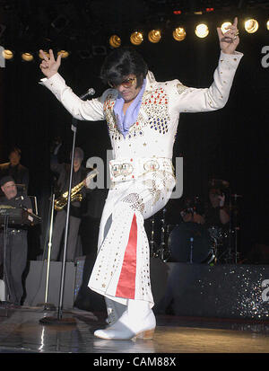 11. Januar 2004 führt - Las Vegas, USA - Kevin Hupka, Cleveland, Ohio, '' das ist All Right'' während der Elvis-Imitatoren Bundesfinale in Las Vegas.  Vierzig Tribut Künstlern führte zwei Elvis Songs mit einer live Begleitband und wurden danach beurteilt, Gesang, Originalität, Aussehen und Lieferung Stockfoto