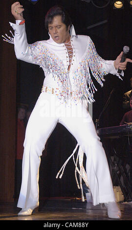 11. Januar 2004 - Las Vegas, USA - Bill Chrastil, 45, von Lincoln, Nebraska, singt '' Viva Las Vegas,'' eine der zwei Lieder spielte er bei der Elvis-Imitator Bundesfinale in Las Vegas.  Fast 100 Mitglieder des Chrastils Fan-Club reiste nach Las Vegas, um ihn zu unterstützen, da er gegen 40 andere El antrat Stockfoto