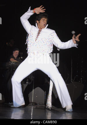 11. Januar 2004 - Las Vegas, USA - Bill Chrastil, 45, von Lincoln, Nebraska, führt '' das 68-Medley ('' Heartbreak Hotel,"Hound Dog,'' '' All Shook Up") in der Elvis-Imitator Bundesfinale in Las Vegas.  Fast 100 Mitglieder des Chrastils Fan-Club reiste nach Las Vegas, um ihn zu unterstützen, als er comp Stockfoto
