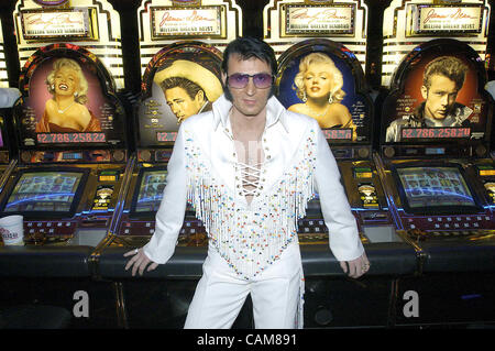 11. Januar 2004 posiert vor Spielautomaten Darstellung zwei der anderen amerikanischen Ikonen der 50er Jahre vor der Durchführung auf der Elvis-Imitator Bundesfinale im Westward Ho Hotel and Casino in Las Vegas - Las Vegas, USA - Schweiz Francis Doerr.  Im Wettbewerb gegen 40 andere Tribute-Künstler Stockfoto