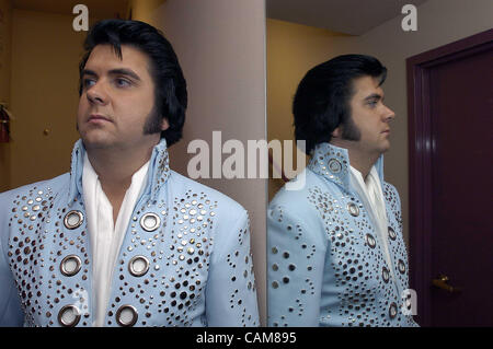 11. Januar 2004 wartet - Las Vegas, USA - Joey Franklin von Paducah, Kentucky, im Bereich Garderobe auf der Bühne, "Suspicious Minds'' und '' The Impossible Dream'' bei der Elvis-Imitator Bundesfinale in Las Vegas zu singen aufgerufen werden.  Vierzig Tribute-Künstler aus der ganzen USA, Kanada und Europa w Stockfoto