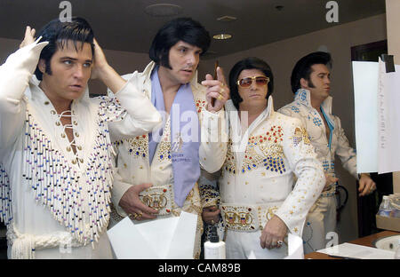 11. Januar 2004 - Las Vegas, USA - die Garderobe Spiegel war ein beliebter Ort zu sammeln und Fachsimpeln in der Elvis-Imitator Bundesfinale in Las Vegas.  Vierzig Elvis Tribute Künstler aus der ganzen Welt teilgenommen und wurden auf Gesang, Originalität, Aussehen und Lieferung gerichtet. Erster Platz und ein Stockfoto
