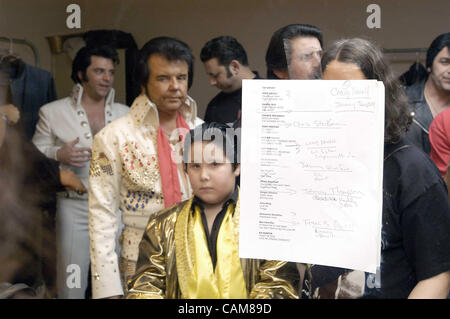 11. Januar 2004 ist - Las Vegas, USA - der Umkleidekabine im Westward Ho Casino Ballroom chockablock mit Elvises wie sie kleiden und primp vor Gesang an der Elvis-Imitator Bundesfinale in Las Vegas.  Vierzig Elvis Tribute Künstler aus der ganzen Welt bewarben sich um den, 500 ersten Platz chec Stockfoto