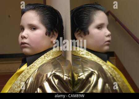 11. Januar 2004 wartet seinerseits auf der Bühne auf dem engen Flur außerhalb der Umkleidekabine Westward Ho Casino Ballroom, Website der Elvis-Imitator-Bundesfinale in Las Vegas - Las Vegas, USA - Dominick Dandolos, 7, Corvallis, Oregon. Er sang "Heartbreak Hotel", begleitet von einer band Stockfoto