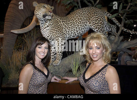 22. Januar 2004 sind - Reno, Nevada, USA - Jamie Heiser, rechts, und Dianna Scott, beide von Sacramento, auf dem Boden des Reno-Sparks Convention Center gesehen, wo ihre Aufgabe ist es, Aufmerksamkeit und verkaufen lose um Geld für das Political Action Committee der Safari Club Internationa Stockfoto