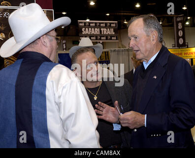 22. Januar 2004 spricht - Reno, Nevada, USA - der ehemalige Präsident Bush mit Ausstellern auf dem Boden der Safari Club International Konvention, eine jährliche, internationale Marktplatz für Jagd-bezogenen waren und Dienstleistungen, einschließlich Safari Outfitters, Lodges, Waffen und Munition, Bogen Jagdbedarf und taxider Stockfoto