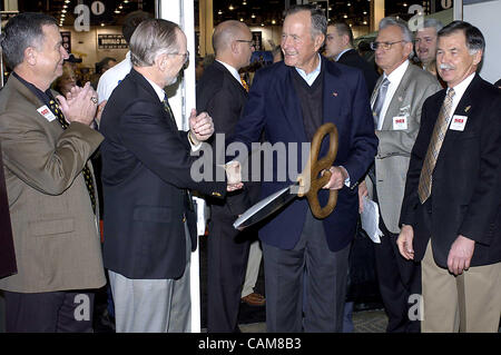 22. Januar 2004 - Reno, Nevada, USA - der ehemalige Präsident George Bush schüttelt Hände mit einem Beamten aus der Safari Club International bei der feierlichen Eröffnung ihrer Jahrestagung in Reno, Nevada. Der Präsident würde später eine Grundsatzrede beim Reno Hilton Ballsaal Abendessen geben. (Kredit Bild Stockfoto