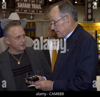 22. Januar 2004 wird mit einem Geschenk der Dankbarkeit für seine unerschütterliche Unterstützung der Jäger-Rechte auf dem Boden des Reno-Sparks Convention Center, Website von 2004 Safari Club International Convention, einem jährlichen internationalen Markt von JAG - Reno, Nevada, USA - der ehemalige Präsident George Bush vorgestellt. Stockfoto