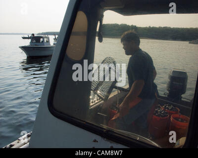 Quahoger (Shellfisherman) David Middleton an Arbeit Rechen für Muscheln in Narragansett Bay aus Rhode Island (Model Release) Stockfoto