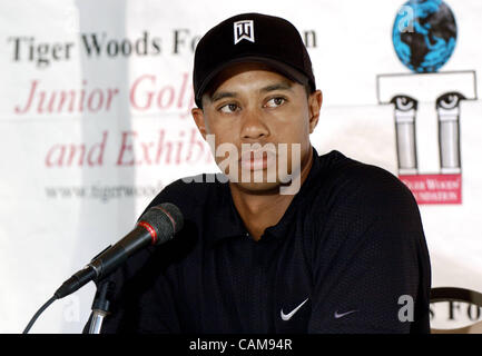 30. August 2004 - Anaheim, USA - Tiger Woods Felder Fragen im Rahmen einer Pressekonferenz am zukünftigen Standort des Tiger Woods Learning Center, eine Million 0 13 Hektar großen Bildungseinrichtung in Anaheim, Kalifornien.  Voraussichtlich im Frühjahr 2005 eröffnet, beherbergt das Zentrum Klassenräume, einen Computerraum ein Stockfoto