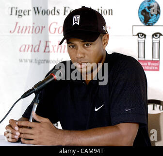 30. August 2004 - Anaheim, USA - Tiger Woods Felder Fragen im Rahmen einer Pressekonferenz am zukünftigen Standort des Tiger Woods Learning Center, eine Million 0 13 Hektar großen Bildungseinrichtung in Anaheim, Kalifornien.  Voraussichtlich im Frühjahr 2005 eröffnet, beherbergt das Zentrum Klassenräume, einen Computerraum ein Stockfoto