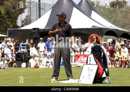 30. August 2004 - Anaheim, USA - Tiger Woods Felder Fragen im Rahmen einer Pressekonferenz am zukünftigen Standort des Tiger Woods Learning Center, eine Million 0 13 Hektar großen Bildungseinrichtung in Anaheim, Kalifornien.  Voraussichtlich im Frühjahr 2005 eröffnet, beherbergt das Zentrum Klassenräume, einen Computerraum ein Stockfoto