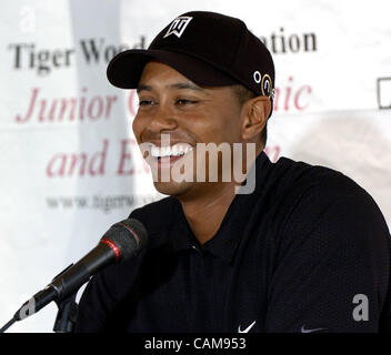 30. August 2004 - Anaheim, USA - Tiger Woods Felder Fragen im Rahmen einer Pressekonferenz am zukünftigen Standort des Tiger Woods Learning Center, eine Million 0 13 Hektar großen Bildungseinrichtung in Anaheim, Kalifornien.  Voraussichtlich im Frühjahr 2005 eröffnet, beherbergt das Zentrum Klassenräume, einen Computerraum ein Stockfoto